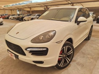PORSCHE CAYENNE GTS 4.8L 2013 WITH PANORAMIC ROOF AND VERY LOW MIL