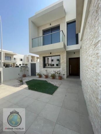 corner-unit-spacious-villa-great-community-big-0